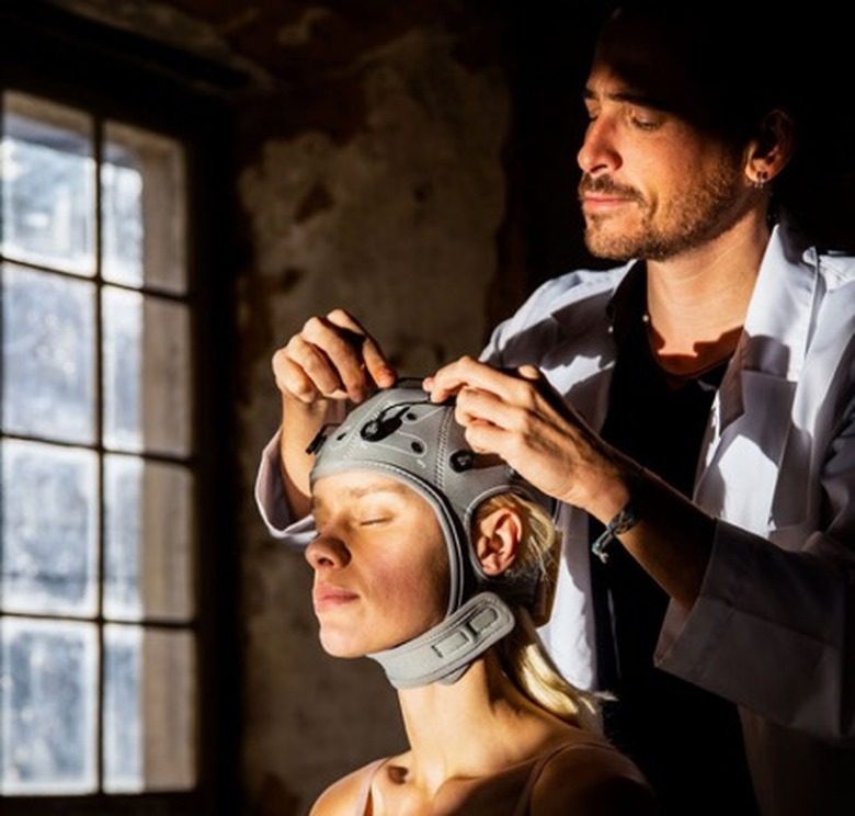 Francisco Marques-Teixeira fitting an EEG cap to a seated person